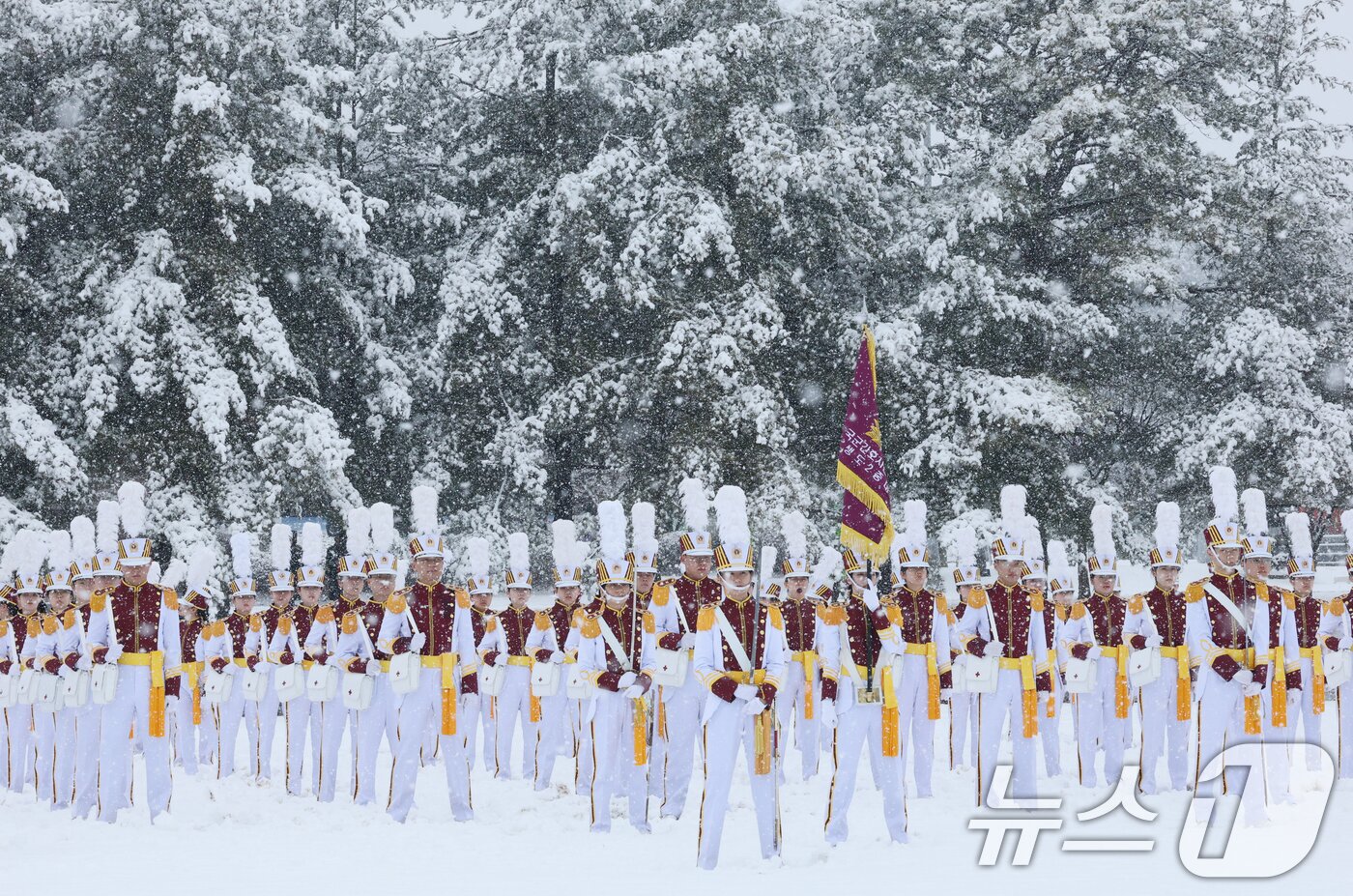 본문 이미지 - 24일 대전 유성구 국군간호사관학교에서 열린 제70기 입학식에서 생도들이 도열해 있다. 이날 입학한 신입생도 90명은 군과 국가 발전에 기여하는 정예 간호장교로 거듭날 것을 다짐했다. 2026.2.24 ⓒ 뉴스1 김기태 기자