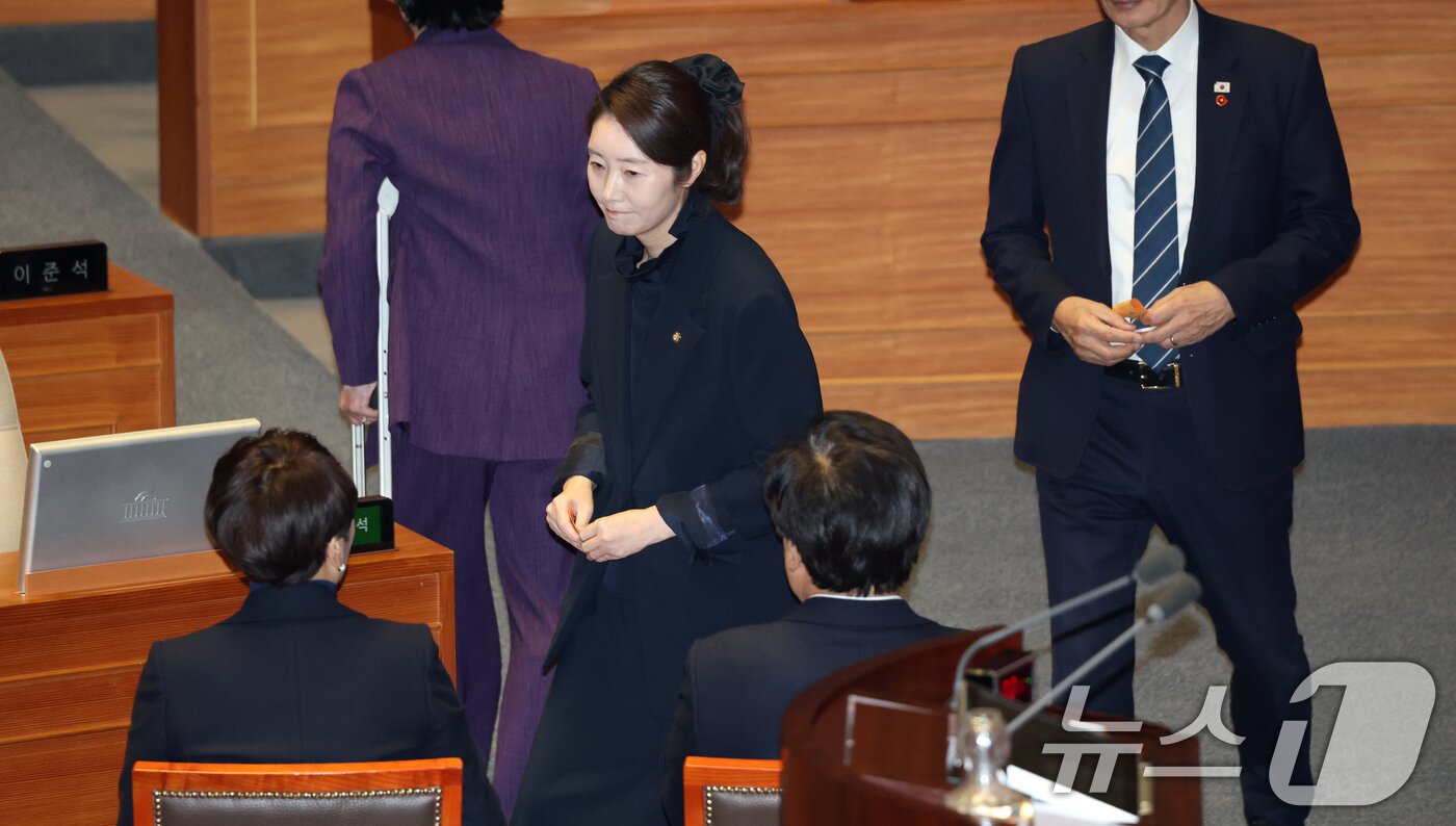 본문 이미지 - 공천헌금 의혹으로 구속영장이 청구된 강선우 무소속 의원이 24일 서울 여의도 국회에서 열린 제432회국회(임시회) 8차 본회의에서 본인의 체포동의안 투표를 하고 있다. 2026.2.24 ⓒ 뉴스1 이승배 기자