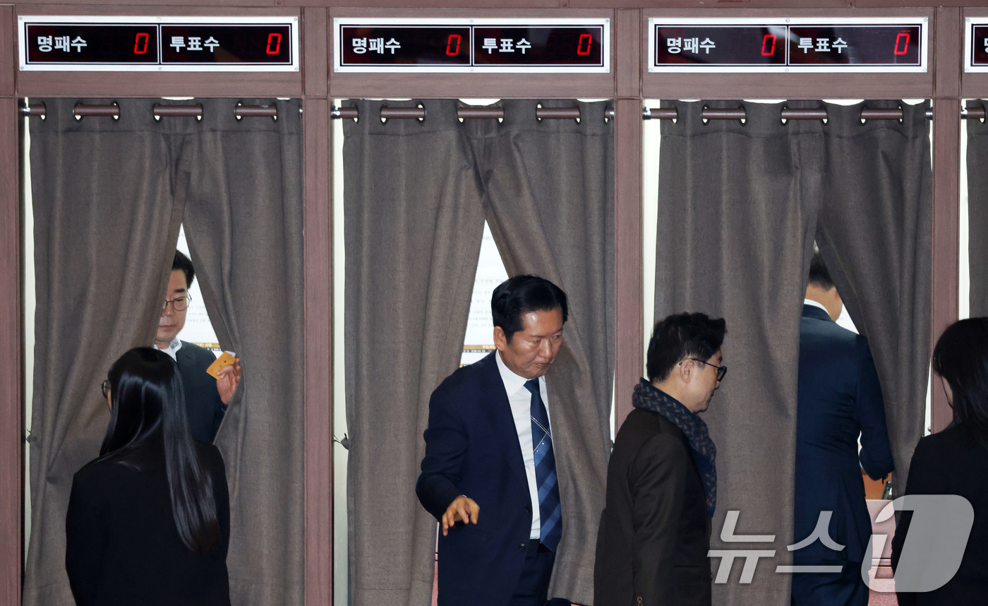 (서울=뉴스1) 이승배 기자 = 정청래 더불어민주당 대표가 24일 서울 여의도 국회에서 열린 제432회국회(임시회) 8차 본회의에서 공천헌금 의혹으로 구속영장이 청구된 강선우 무소 …