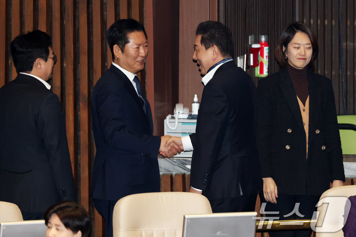 (서울=뉴스1) 이승배 기자 = 김병기 무소속 의원이 24일 서울 여의도 국회에서 열린 제432회국회(임시회) 8차 본회의에서 공천헌금 의혹으로 구속영장이 청구된 강선우 무소속 의 …