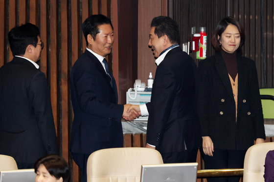 인사 나누는 정청래 대표와 김병기 의원