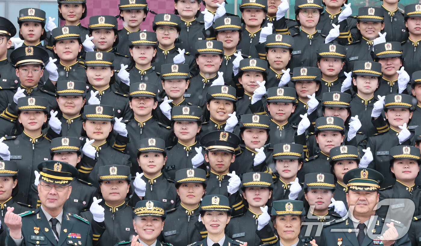 본문 이미지 - 24일 대전 유성구 국군간호사관학교에서 열린 제70기 입학식에서 신입생도들이 기념촬영 하고 있다. 이날 입학한 신입생도 90명은 군과 국가 발전에 기여하는 정예 간호장교로 거듭날 것을 다짐했다. 2026.2.24 ⓒ 뉴스1 김기태 기자