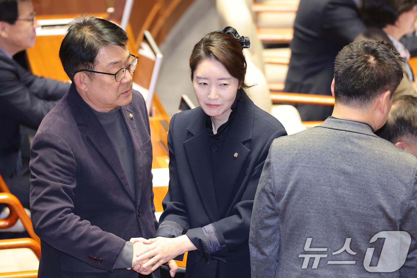 (서울=뉴스1) 신웅수 기자 = 강선우 무소속 의원이 24일 서울 여의도 국회에서 열린 제432회국회(임시회) 제8차 본회의에서 의원들과 인사하고 있다. 2026.2.24/뉴스1