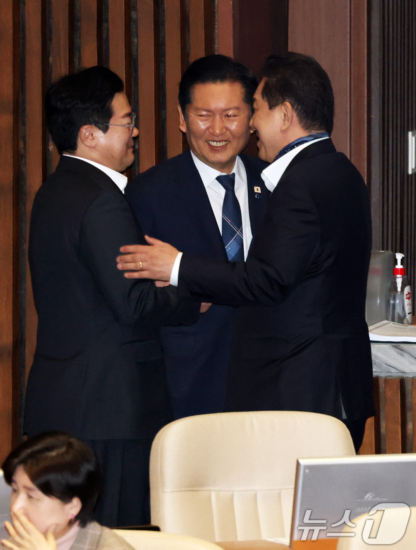 (서울=뉴스1) 이승배 기자 = 김병기 무소속 의원이 24일 서울 여의도 국회에서 열린 제432회국회(임시회) 8차 본회의에서 공천헌금 의혹으로 구속영장이 청구된 강선우 무소속 의 …