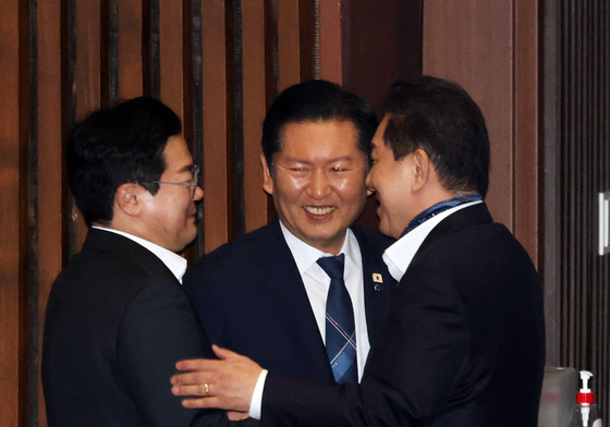 정청래 대표, 박찬대 의원과 인사하는 김병기 의원