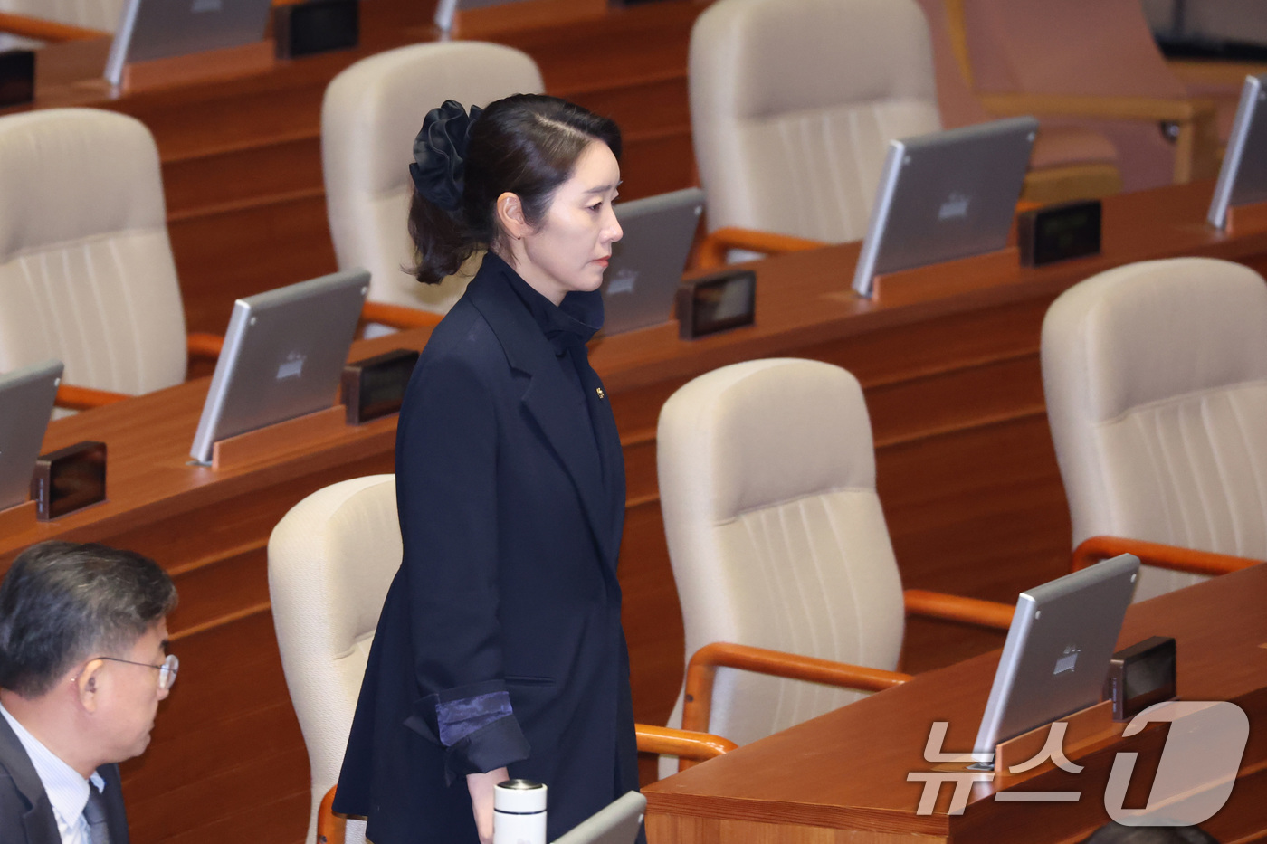 (서울=뉴스1) 신웅수 기자 = 강선우 무소속 의원이 24일 서울 여의도 국회에서 열린 제432회국회(임시회) 제8차 본회의에서 신상 발언을 하기 위해 단상으로 향하고 있다. 20 …