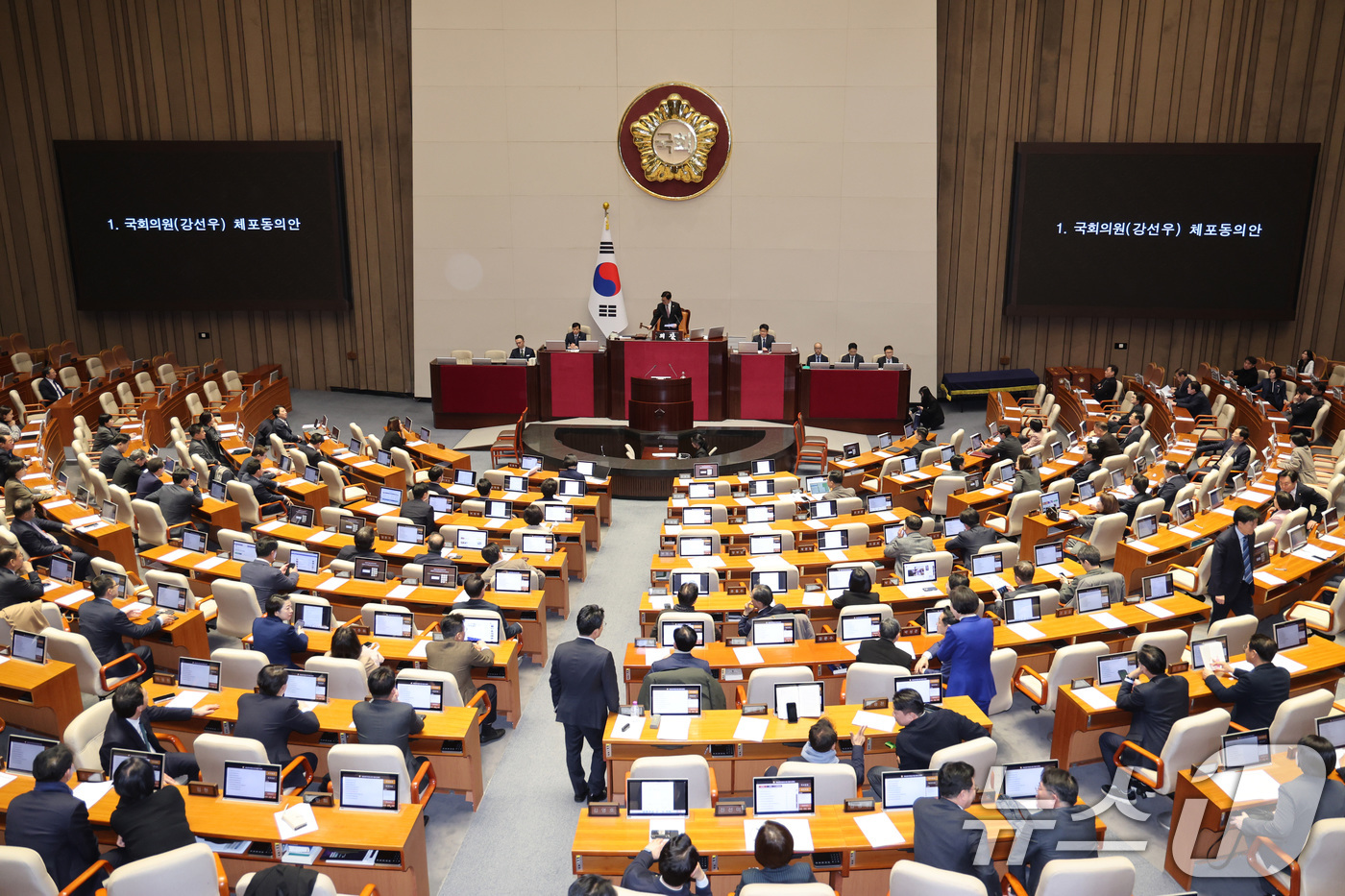 (서울=뉴스1) 신웅수 기자 = 24일 서울 여의도 국회에서 열린 제432회국회(임시회) 제8차 본회의에서 강선우 무소속 의원에 대한 체포동의안이 가결되고 있다. 2026.2.24 …