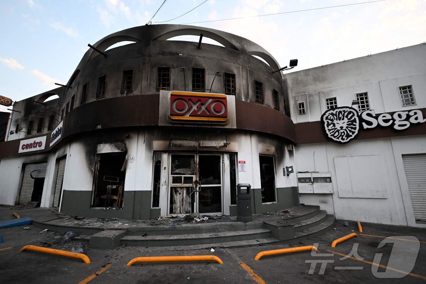 (푸에르토 바야르타 AFP=뉴스1) 권영미 기자 = 멕시코 할리스코주 푸에르토 바야르타에서 23일(현지시간) 불에 탄 옥소(Oxxo) 편의점이 보이고 있다. 할리스코주에서 마약 조 …