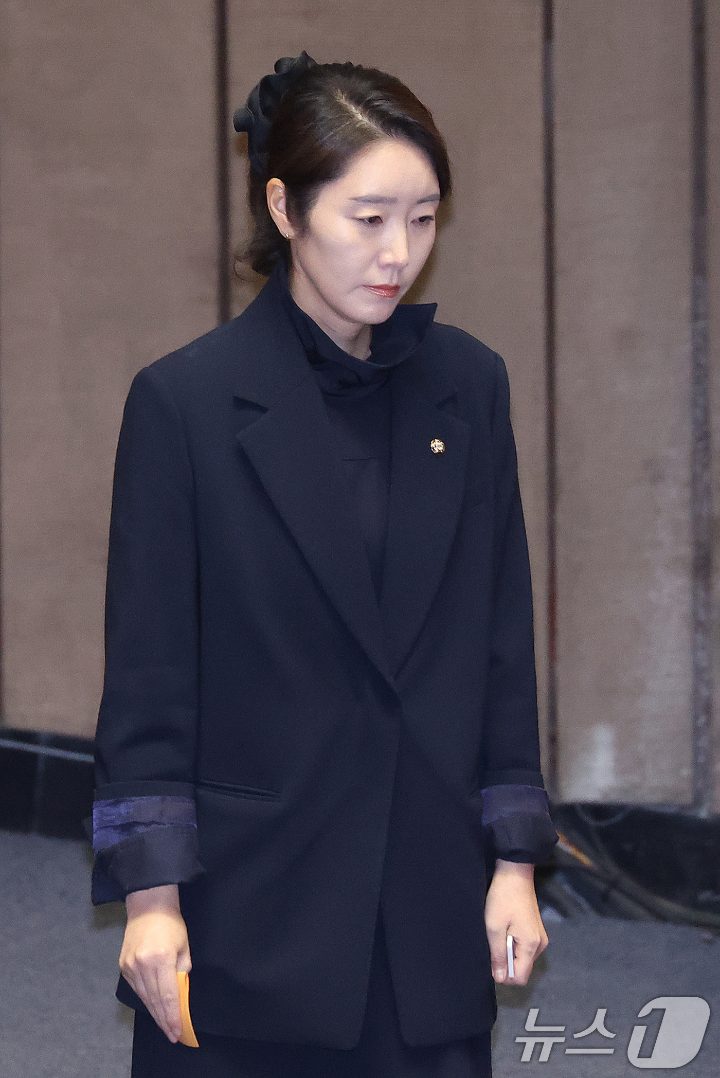 (서울=뉴스1) 신웅수 기자 = 강선우 무소속 의원이 24일 서울 여의도 국회에서 열린 제432회국회(임시회) 제8차 본회의에서 자신의 체포동의안에 대한 투표를 하고 있다. 202 …