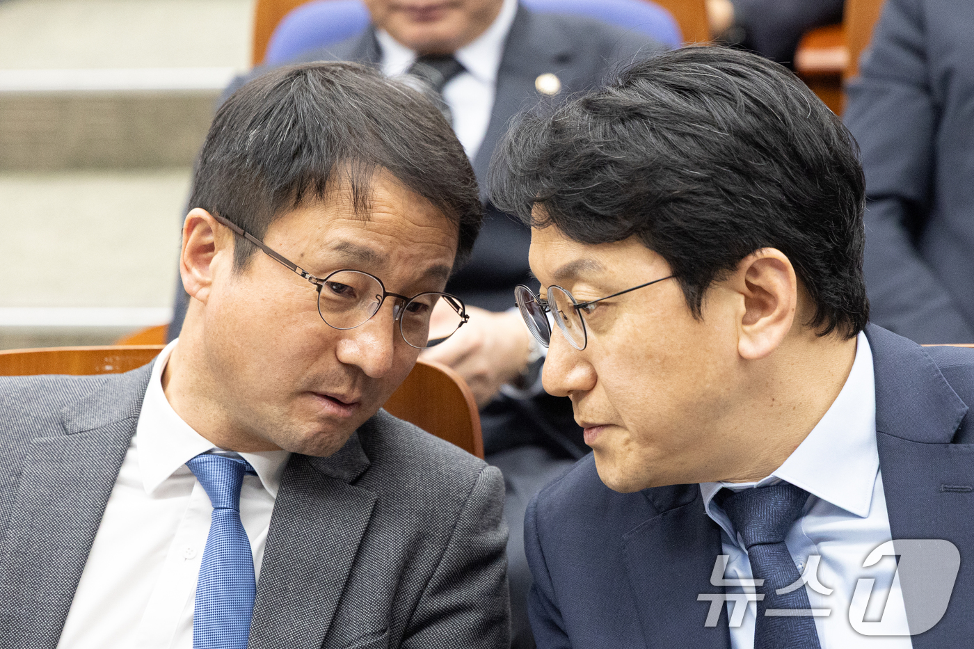 (서울=뉴스1) 이승배 기자 = 한병도 더불어민주당 원내대표가 24일 서울 여의도 국회에서 열린 의원총회에서 천준호 원내수석과 대화하고 있다. 2026.2.24/뉴스1