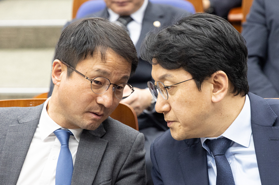 대화 나누는 한병도 원내대표와 천준호 원내수석