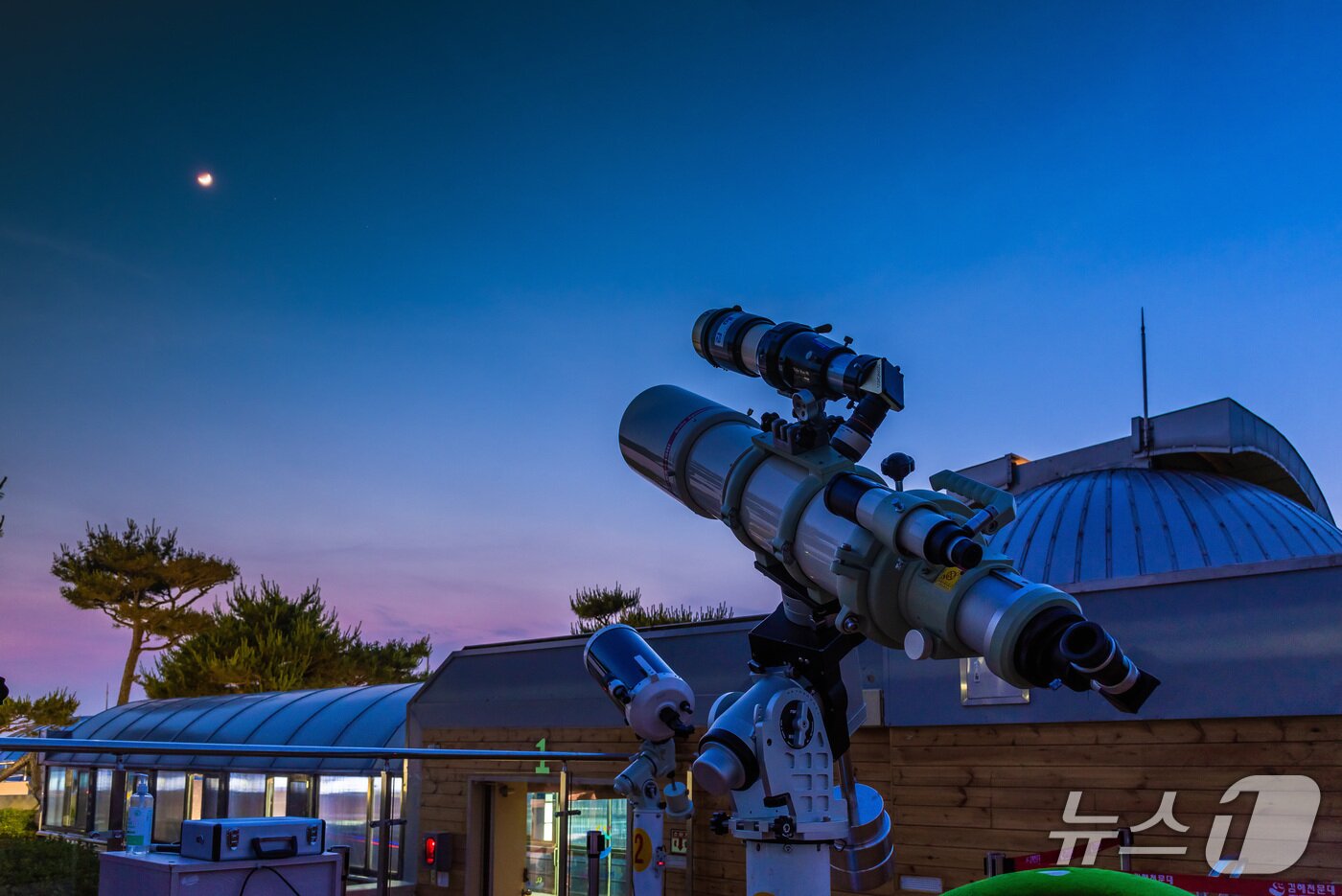본문 이미지 - 김해천문대가 내달 3일 '붉은 보름달의 밤' 관측회를 연다. 사진은 김해천문대 모습.(김해시 제공. 재판매 및 DB금지)