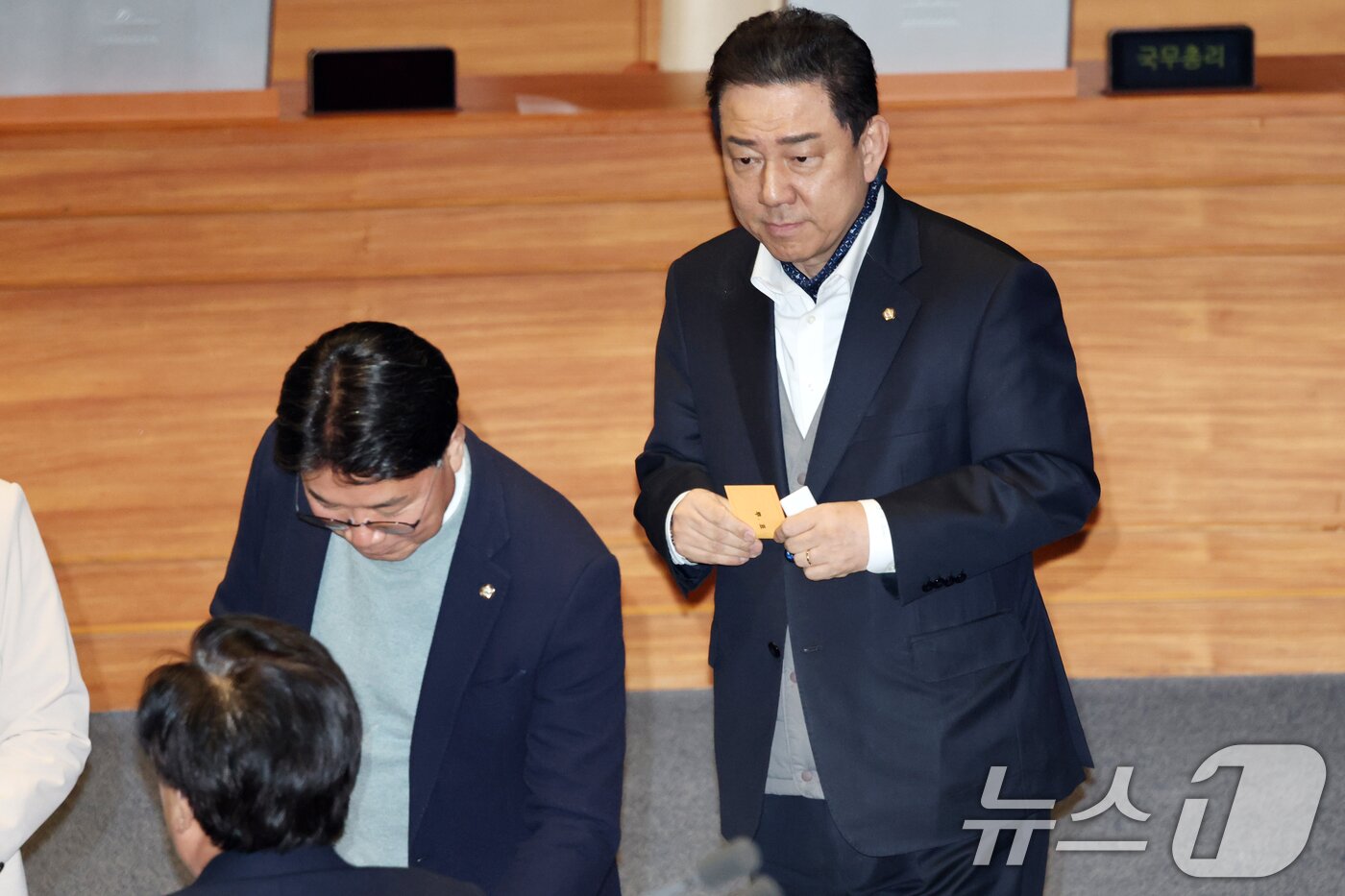 본문 이미지 - 김병기 무소속 의원이 지난 2월 24일 서울 여의도 국회에서 열린 제432회국회(임시회) 8차 본회의에서 공천헌금 의혹으로 구속영장이 청구된 강선우 무소속 의원 체포동의안 투표를 하고 있다. 2026.2.24 ⓒ 뉴스1 이승배 기자