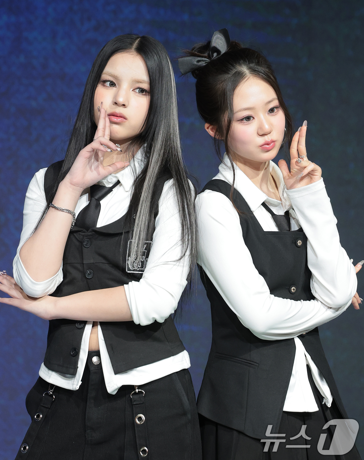 (서울=뉴스1) 권현진 기자 = 그룹 초코(ChoCo) 안판과 윤지(오른쪽)가 24일 오후 서울 마포구 쇼킹케이팝센터에서 열린 초코엔터 패밀리 앨범 ‘ChoCo La Familia …