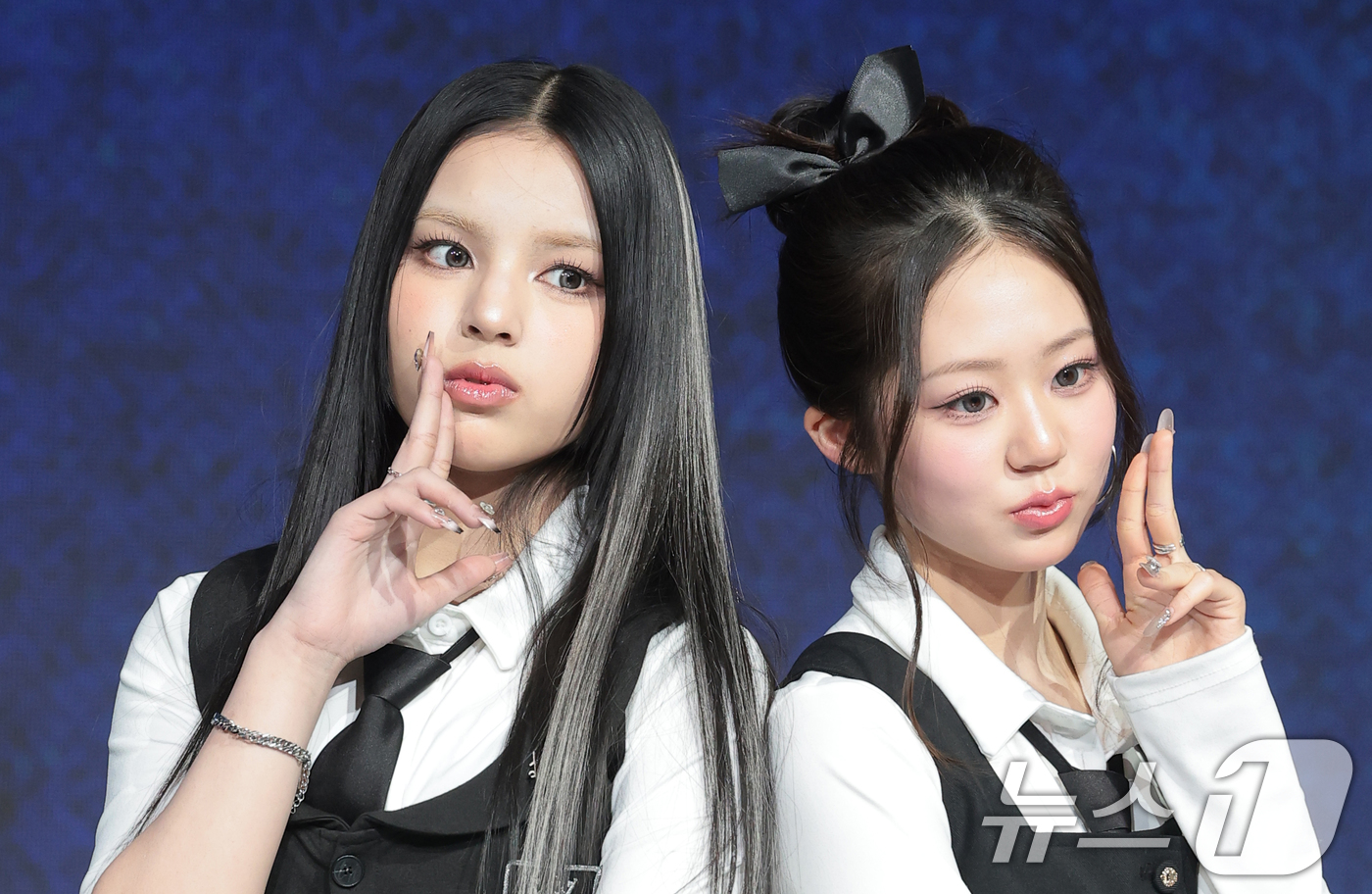 (서울=뉴스1) 권현진 기자 = 그룹 초코(ChoCo) 안판과 윤지(오른쪽)가 24일 오후 서울 마포구 쇼킹케이팝센터에서 열린 초코엔터 패밀리 앨범 ‘ChoCo La Familia …