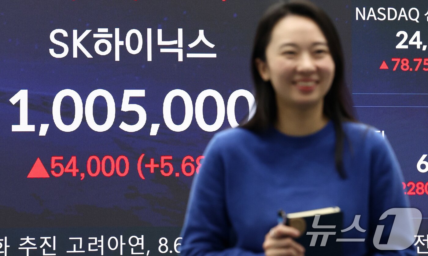 본문 이미지 - 코스피가 종가 기준 최고치를 갱신한 24일 서울 중구 우리은행 본점 딜링룸 전광판에 하이닉스 종가가 표시되어 있다. 2026.2.24 ⓒ 뉴스1 최지환 기자