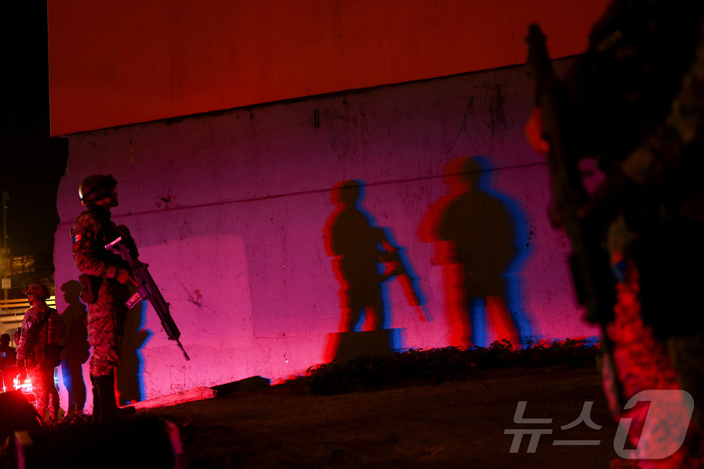 (과달라하라 로이터=뉴스1) 권영미 기자 = 멕시코 할리스코주 과달라하라에서 23일(현지시간) 멕시코군과 국가방위대 병력이 주요 도로의 로터리에서 경계를 서고 있다.  앞서 멕시코 …