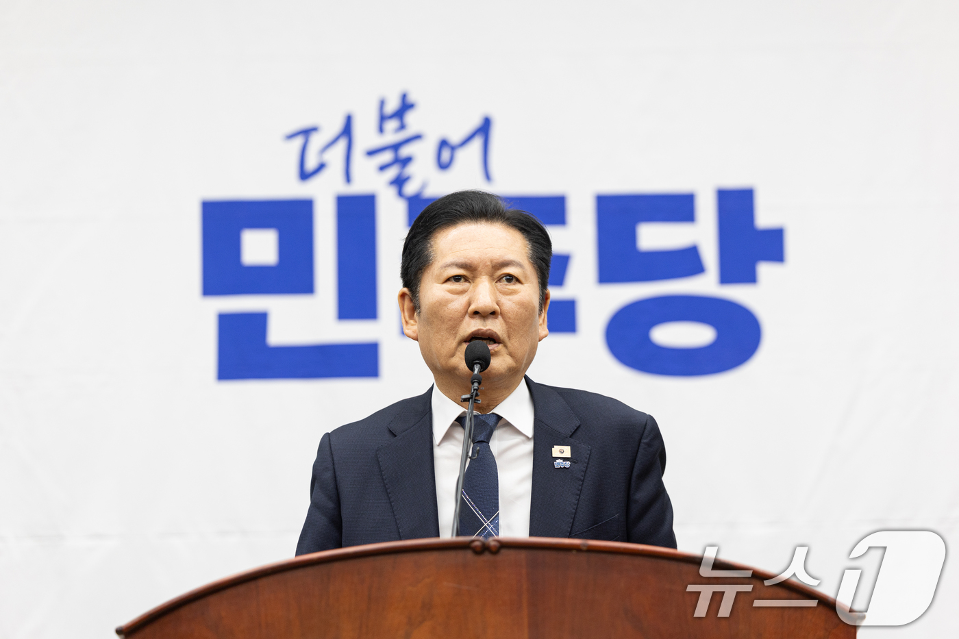 (서울=뉴스1) 이승배 기자 = 정청래 더불어민주당 대표가 24일 서울 여의도 국회에서 열린 의원총회에서 모두발언하고 있다. 2026.2.24/뉴스1