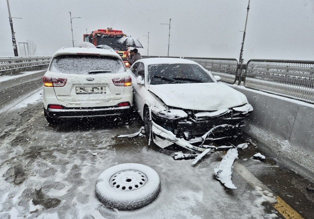 '깜짝 대설' 대전·충남서 눈길 미끄러짐 등 사고 잇따라(종합)