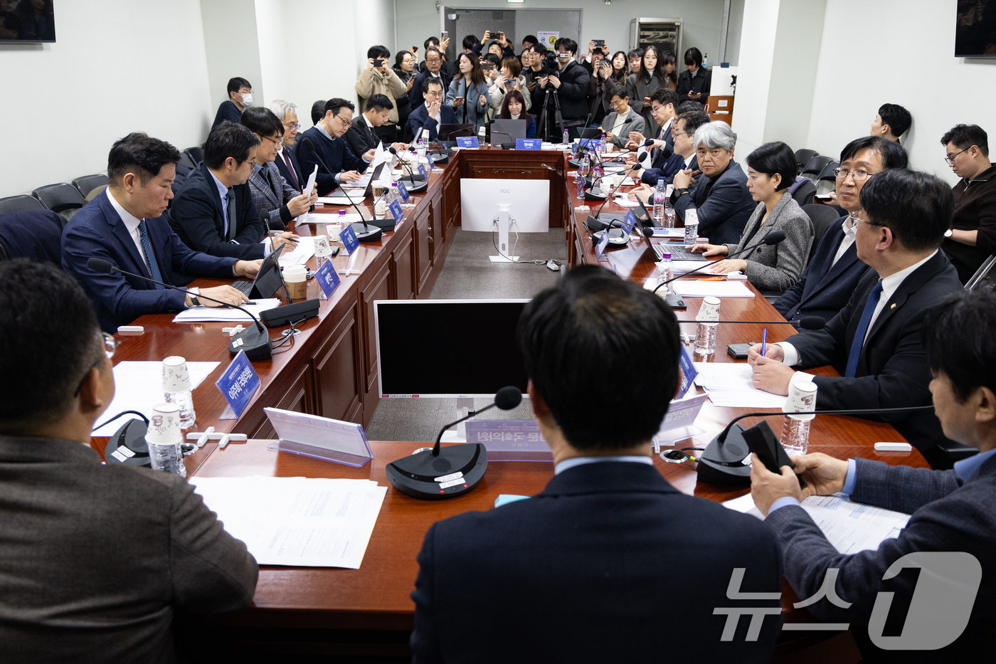 (서울=뉴스1) 유승관 기자 = 더불어민주당 디지털자산 자문위원단이 24일 서울 여의도 국회 의원회관에서 TF 디지털자산입법안에 대한 자문위원 의견을 듣기 위해 열린 더불어민주당 …