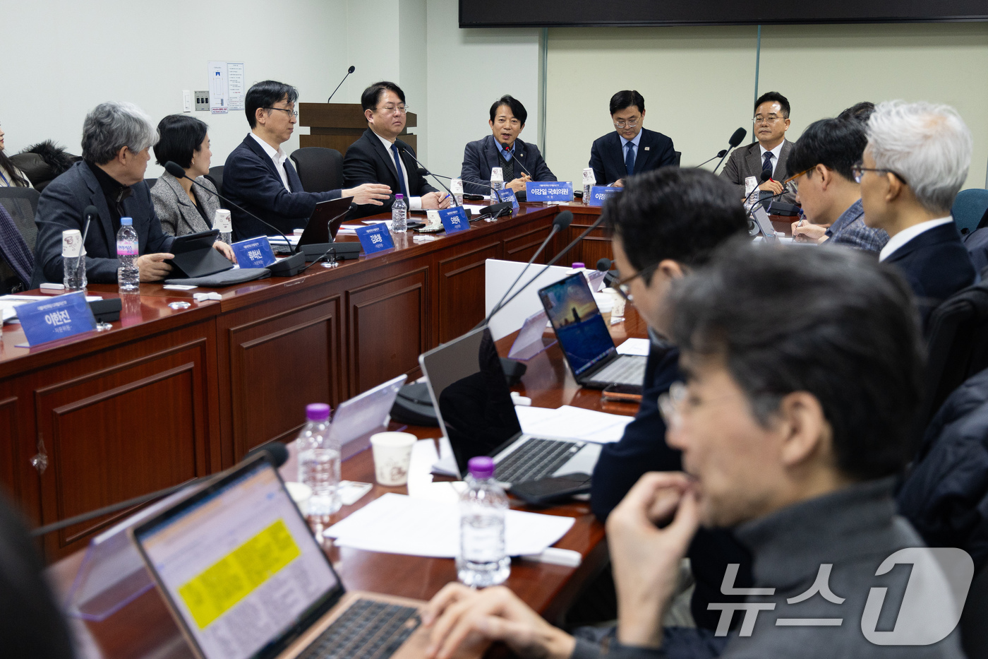 (서울=뉴스1) 유승관 기자 = 이강일 더불어민주당 디지털자산 TF 위원이 24일 서울 여의도 국회 의원회관에서 TF 디지털자산입법안에 대한 자문위원 의견을 듣기 위해 열린 디지털 …