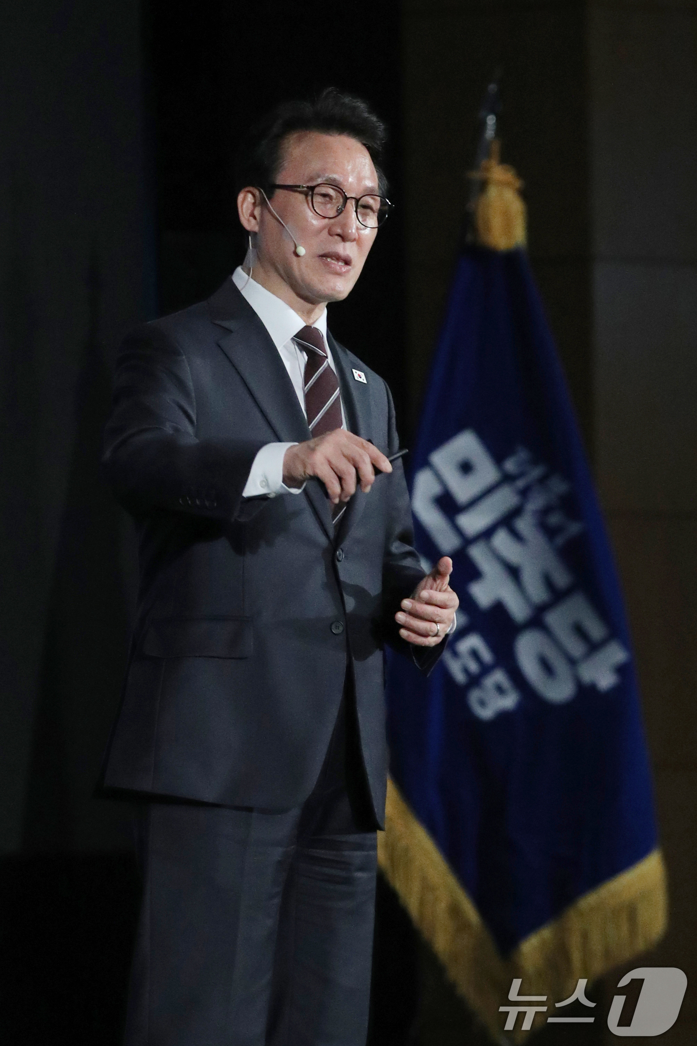 (청주=뉴스1) 김용빈 기자 = 김민석 국무총리가 24일 오후 충북 청주시 엔포드호텔에서 열린 더불어민주당 충북도당 초청 K-국정설명회에서 이재명 정부의 국정성과 등 특별강연을 하 …