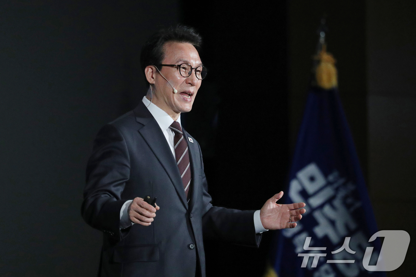 (청주=뉴스1) 김용빈 기자 = 김민석 국무총리가 24일 오후 충북 청주시 엔포드호텔에서 열린 더불어민주당 충북도당 초청 K-국정설명회에서 이재명 정부의 국정성과 등 특별강연을 하 …