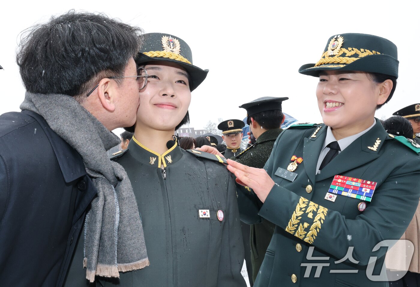 본문 이미지 - 24일 대전 유성구 국군간호사관학교에서 열린 제70기 입학식에서 김윤주 학교장이 생도 대표의 학년장을 달아주고 있다. 이날 입학한 신입생도 90명은 군과 국가 발전에 기여하는 정예 간호장교로 거듭날 것을 다짐했다. 2026.2.24 ⓒ 뉴스1 김기태 기자