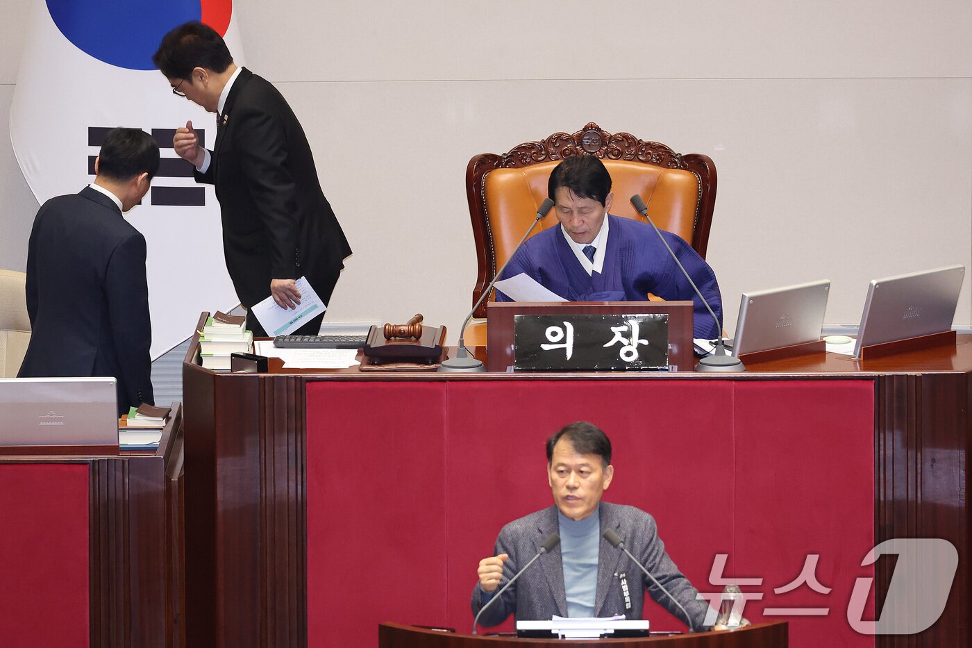 본문 이미지 - 윤한홍 국민의힘 의원이 24일 서울 여의도 국회에서 열린 제432회국회(임시회) 제8차 본회의에서 상법 일부개정법률안(대안)에 대한 무제한 토론(필리버스터)을 하는 가운데 우원식 의장이 의장석을 내려가고 있다. 2026.2.24 ⓒ 뉴스1 신웅수 기자