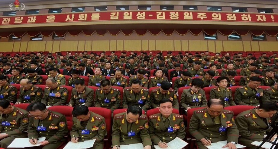 본문 이미지 - 24일 북한의 조선중앙TV가 공개한 9차 노동당 대회 영상에 따르면 당 대회 참관인들은 앞쪽에 앉은 정식 대표단과 달리 파란색 명찰을 착용한 것이 확인됐다. (조선중앙TV 갈무리)