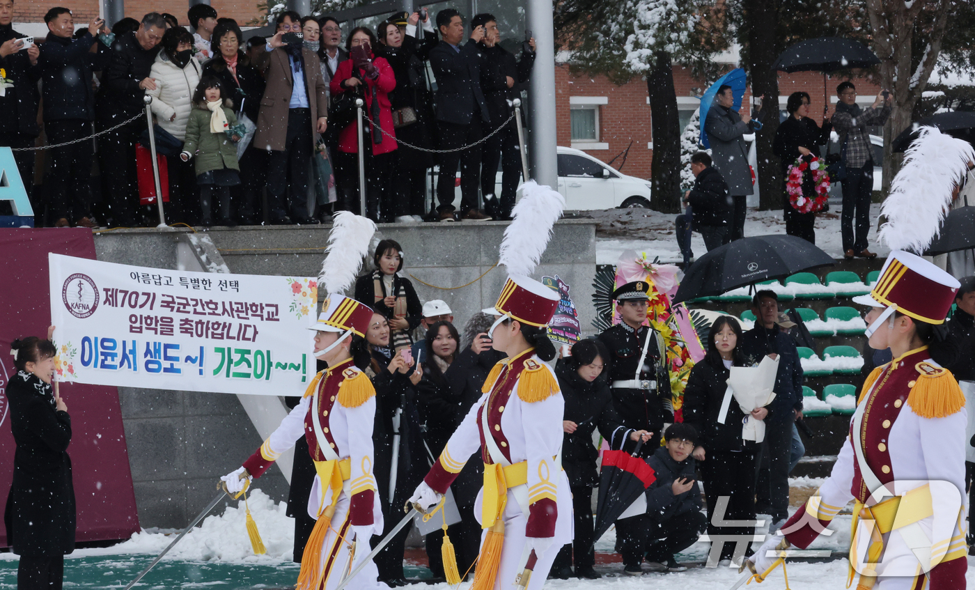 (대전=뉴스1) 김기태 기자 = 24일 대전 유성구 국군간호사관학교에서 열린 제70기 입학식에서 생도들이 분열하고 있다.이날 입학한 신입생도 90명은 군과 국가 발전에 기여하는 정 …