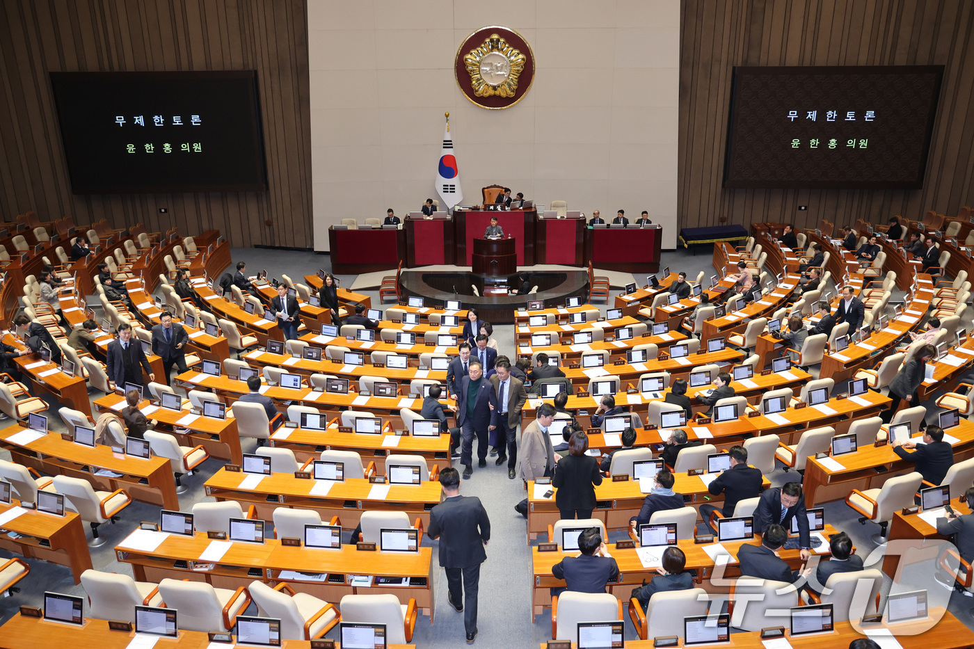 (서울=뉴스1) 신웅수 기자 = 윤한홍 국민의힘 의원이 24일 서울 여의도 국회에서 열린 제432회국회(임시회) 제8차 본회의에서 상법 일부개정법률안(대안)에 대한 무제한 토론(필 …