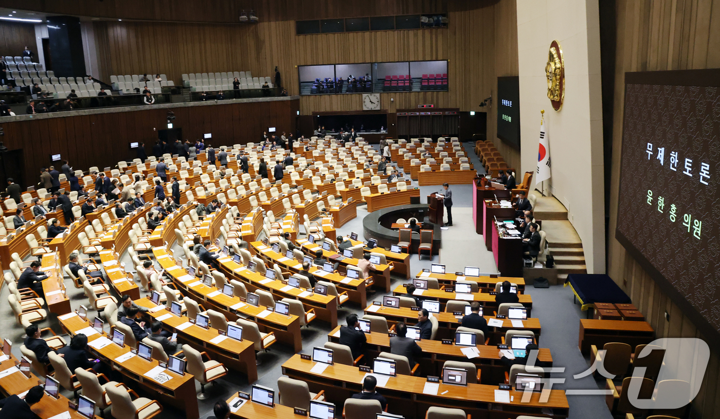 (서울=뉴스1) 이승배 기자 = 24일 서울 여의도 국회에서 열린 제432회국회(임시회) 8차 본회의에서 윤한홍 국민의힘 의원이 상법 일부개정법률안(대안)에 대한 무제한 토론(필리 …