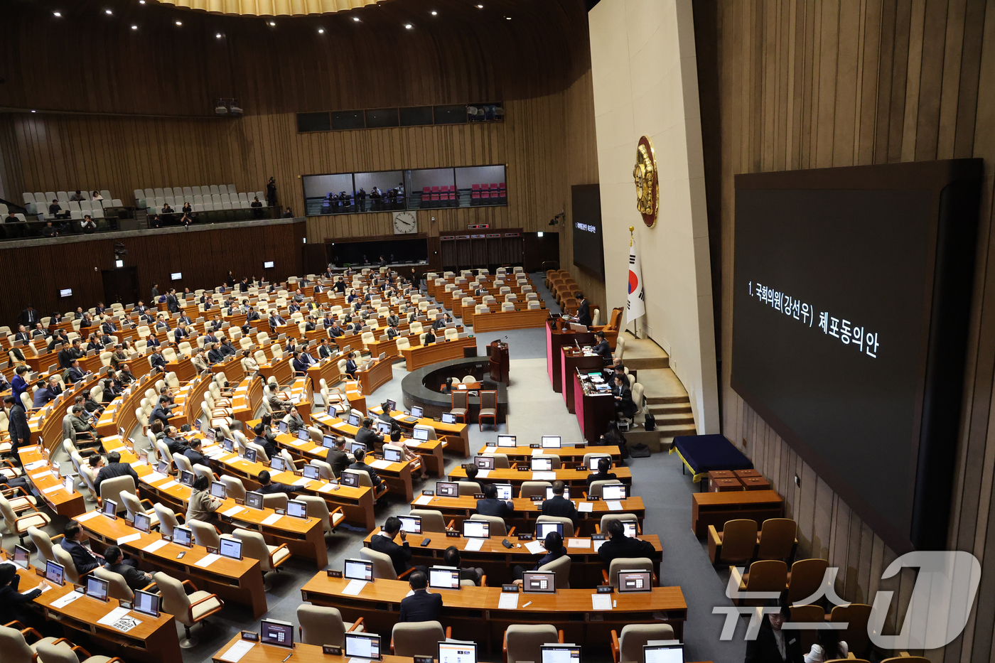 (서울=뉴스1) 이승배 기자 = 24일 서울 여의도 국회에서 열린 제432회국회(임시회) 8차 본회의에서 공천헌금 의혹으로 구속영장이 청구된 강선우 무소속 의원 체포동의안이 가결되 …