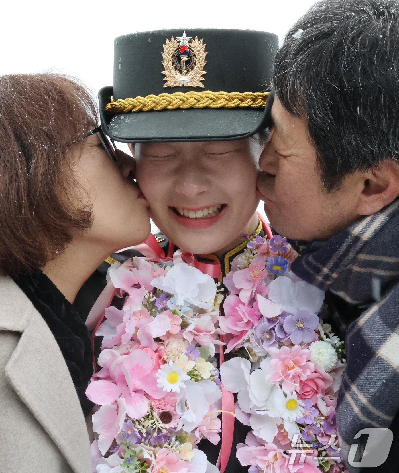 본문 이미지 - 24일 대전 유성구 국군간호사관학교에서 열린 제70기 입학식에서 신입생도의 부모가 자녀의 볼에 뽀뽀를 하고 있다. 이날 입학한 신입생도 90명은 군과 국가 발전에 기여하는 정예 간호장교로 거듭날 것을 다짐했다. 2026.2.24 ⓒ 뉴스1 김기태 기자