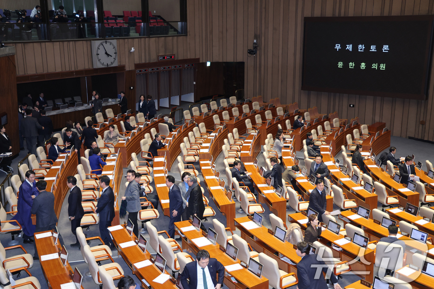 (서울=뉴스1) 신웅수 기자 = 윤한홍 국민의힘 의원이 24일 서울 여의도 국회에서 열린 제432회국회(임시회) 제8차 본회의에서 상법 일부개정법률안(대안)에 대한 무제한 토론(필 …