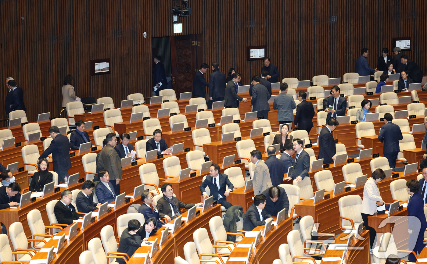 (서울=뉴스1) 이승배 기자 = 24일 서울 여의도 국회에서 열린 제432회국회(임시회) 8차 본회의에서 윤한홍 국민의힘 의원이 상법 일부개정법률안(대안)에 대한 무제한 토론(필리 …