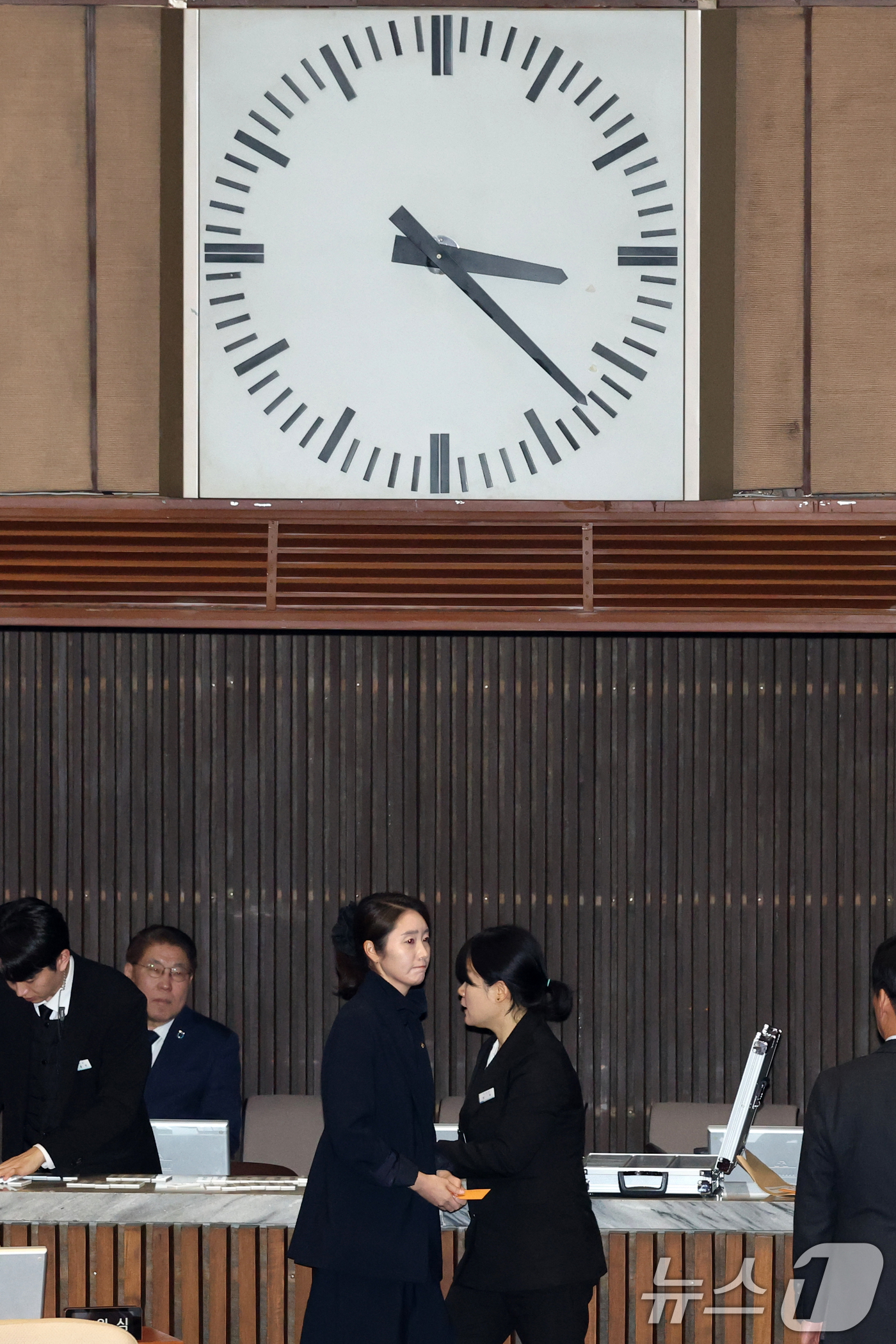 (서울=뉴스1) 이승배 기자 = 공천헌금 의혹으로 구속영장이 청구된 강선우 무소속 의원이 24일 서울 여의도 국회에서 열린 제432회국회(임시회) 8차 본회의에서 본인의 체포동의안 …