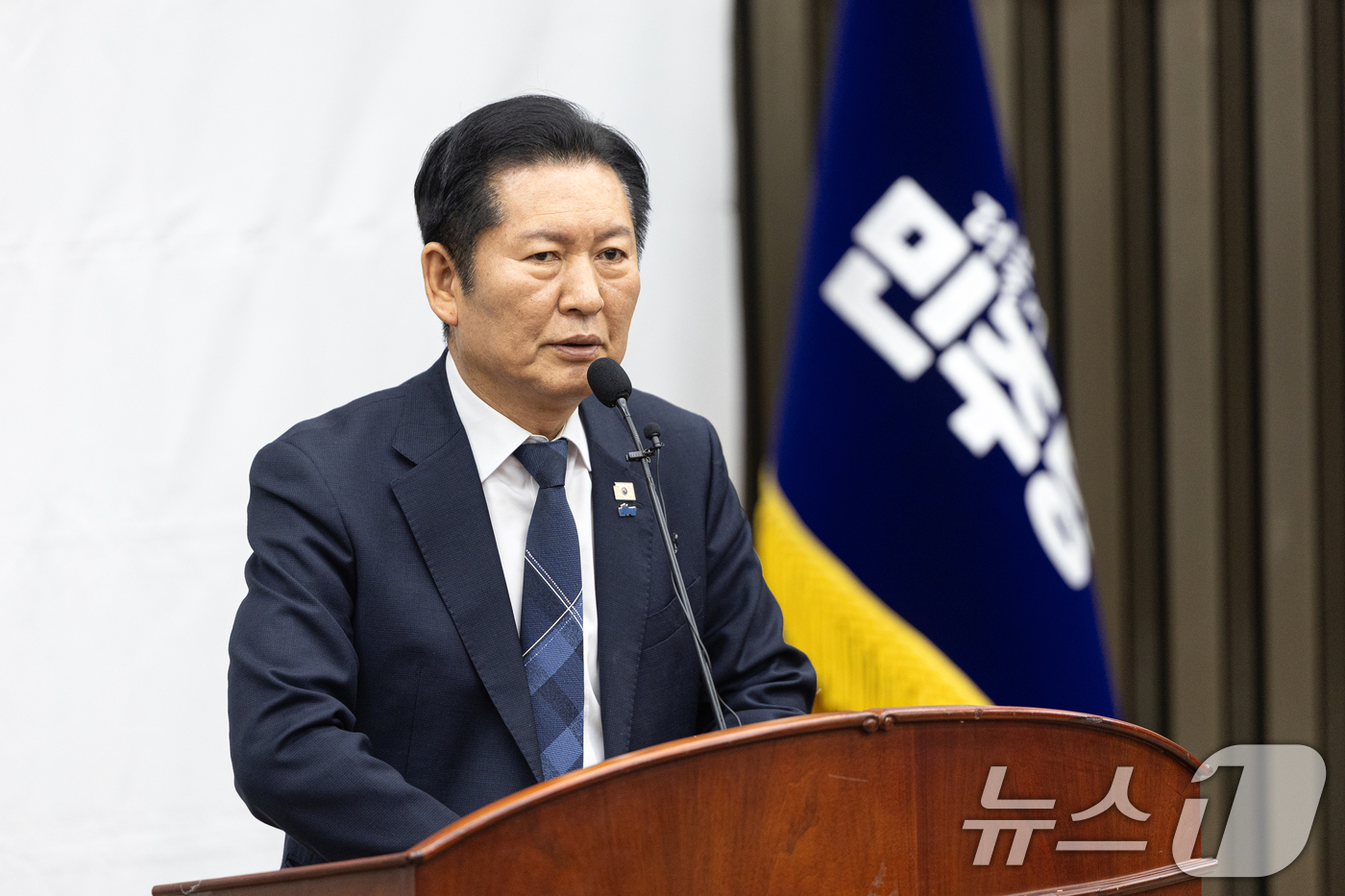 (서울=뉴스1) 이승배 기자 = 정청래 더불어민주당 대표가 24일 서울 여의도 국회에서 열린 의원총회에서 모두발언하고 있다. 2026.2.24/뉴스1