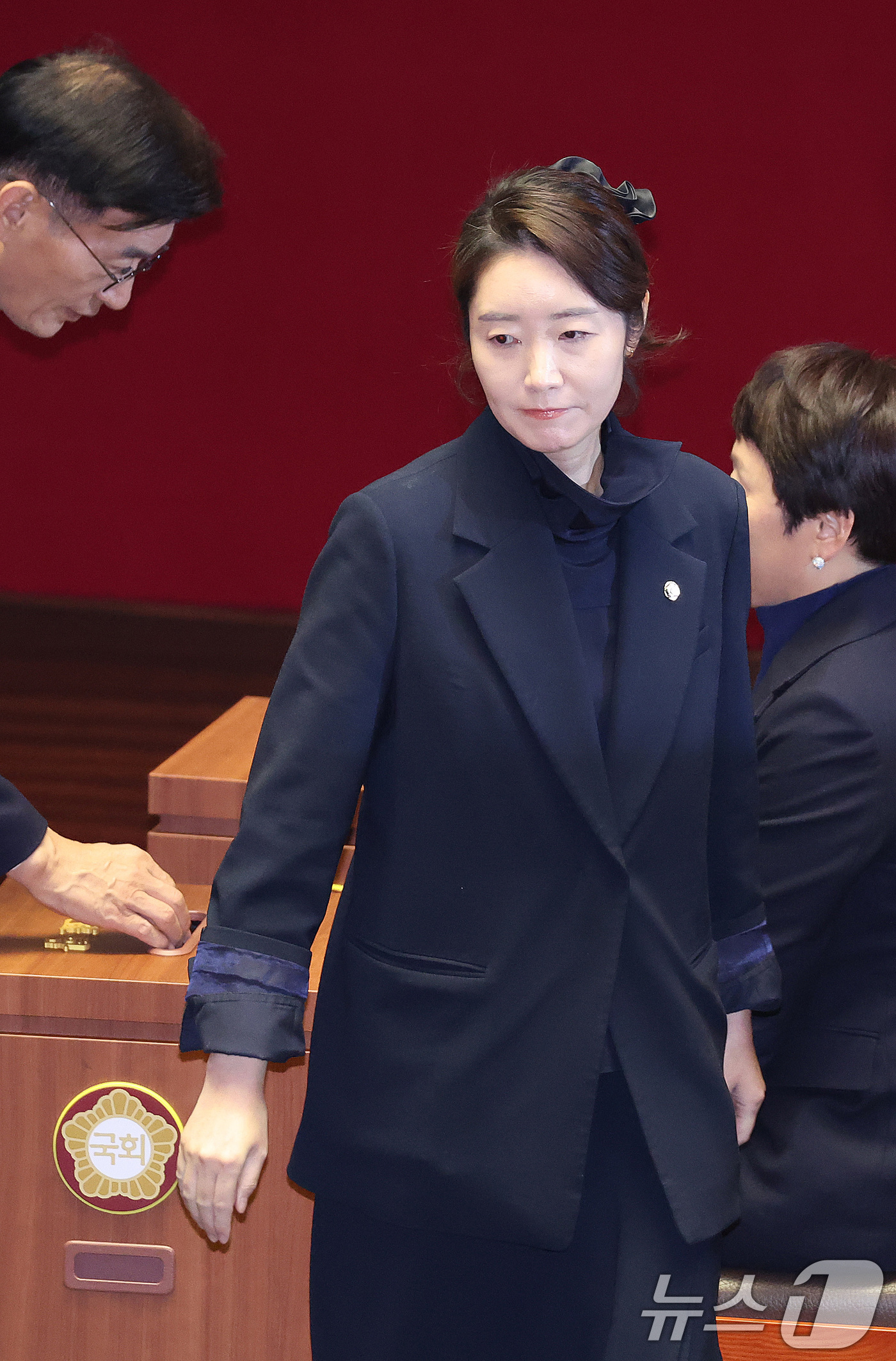 (서울=뉴스1) 신웅수 기자 = 강선우 무소속 의원이 24일 서울 여의도 국회에서 열린 제432회국회(임시회) 제8차 본회의에서 자신의 체포동의안에 대한 투표 후 본회의장을 나서고 …