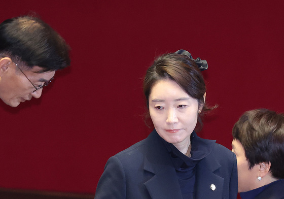 본회의장 나서는 강선우 '체포동의안 가결'