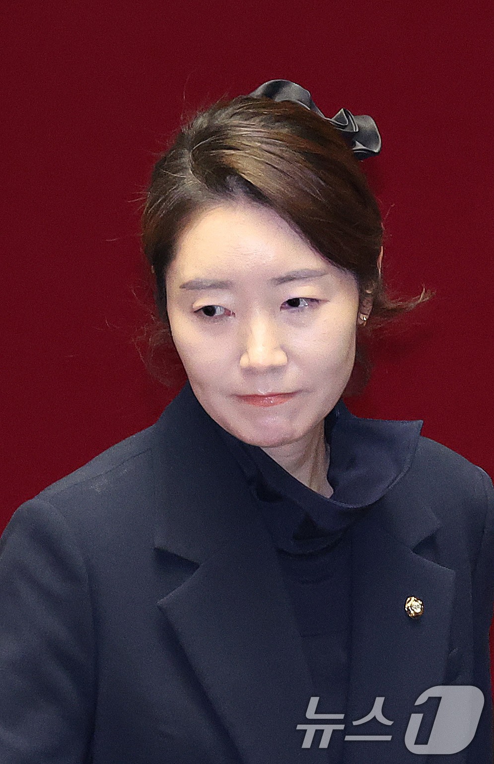 (서울=뉴스1) 신웅수 기자 = 강선우 무소속 의원이 24일 서울 여의도 국회에서 열린 제432회국회(임시회) 제8차 본회의에서 자신의 체포동의안에 대한 투표 후 본회의장을 나서고 …