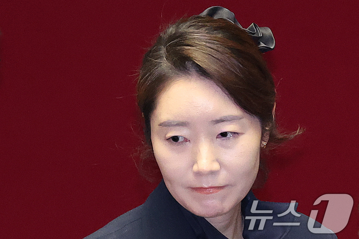 (서울=뉴스1) 신웅수 기자 = 강선우 무소속 의원이 24일 서울 여의도 국회에서 열린 제432회국회(임시회) 제8차 본회의에서 자신의 체포동의안에 대한 투표 후 본회의장을 나서고 …