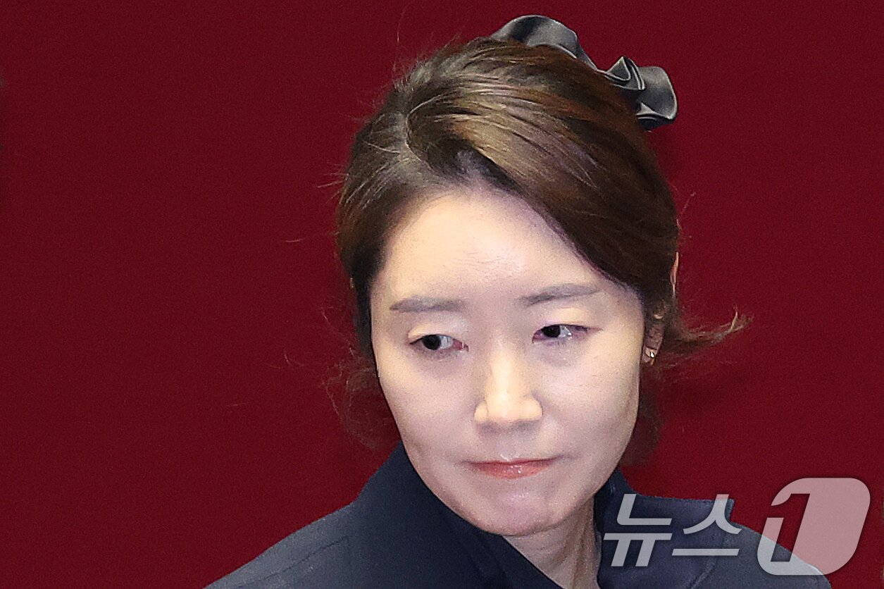 본문 이미지 - 강선우 무소속 의원이 24일 서울 여의도 국회에서 열린 제432회국회(임시회) 제8차 본회의에서 자신의 체포동의안에 대한 투표 후 본회의장을 나서고 있다. 이날 강 의원 체포동의안은 무기명 투표 결과 찬성 164명, 반대 87명, 기권 3명, 무표 9명으로 가결됐다. 2026.2.24 ⓒ 뉴스1 신웅수 기자