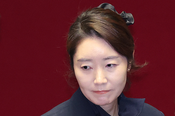 굳은 표정으로 본회의장 나서는 강선우