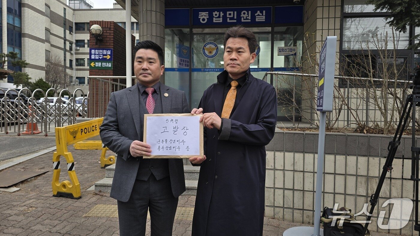 본문 이미지 - 24일 서울 영등포구 영등포경찰서를 방문한 전한길 씨(오른쪽)과 김현태 전 특수전사령부 707 특수임무단장(대령). 안귀령 청와대 부대변인을 '군용물강도미수' 등 혐의로 고발한다는 고발장을 들고 있다./뉴스1 ⓒNews1 윤주영 기자