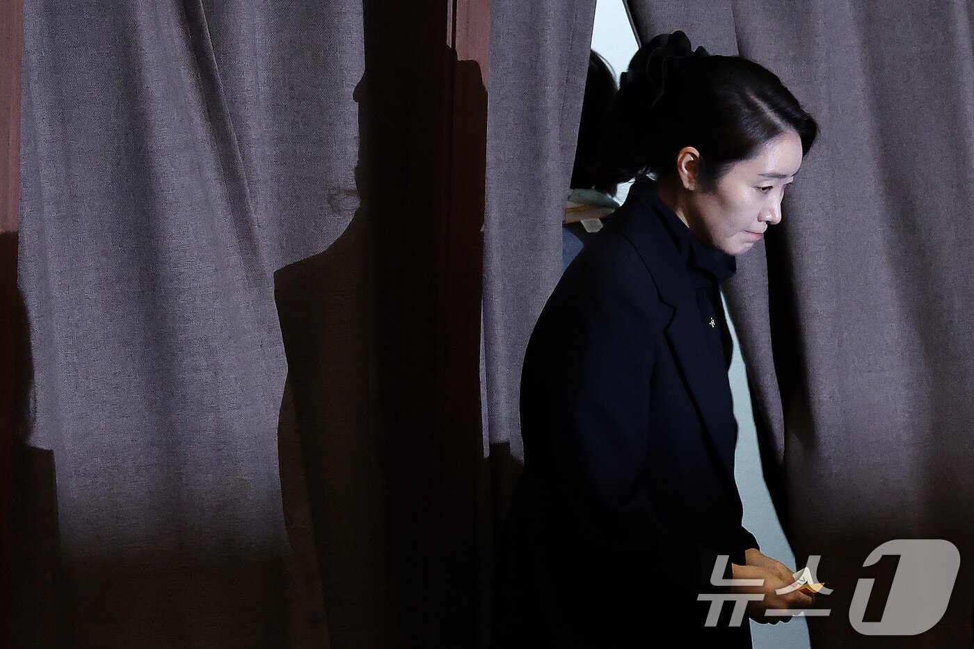 본문 이미지 - 강선우 무소속 의원이 24일 서울 여의도 국회에서 열린 제432회국회(임시회) 제8차 본회의에서 자신의 체포동의안에 대한 투표 후 본회의장을 나서고 있다 2026.2.24 ⓒ 뉴스1 신웅수 기자