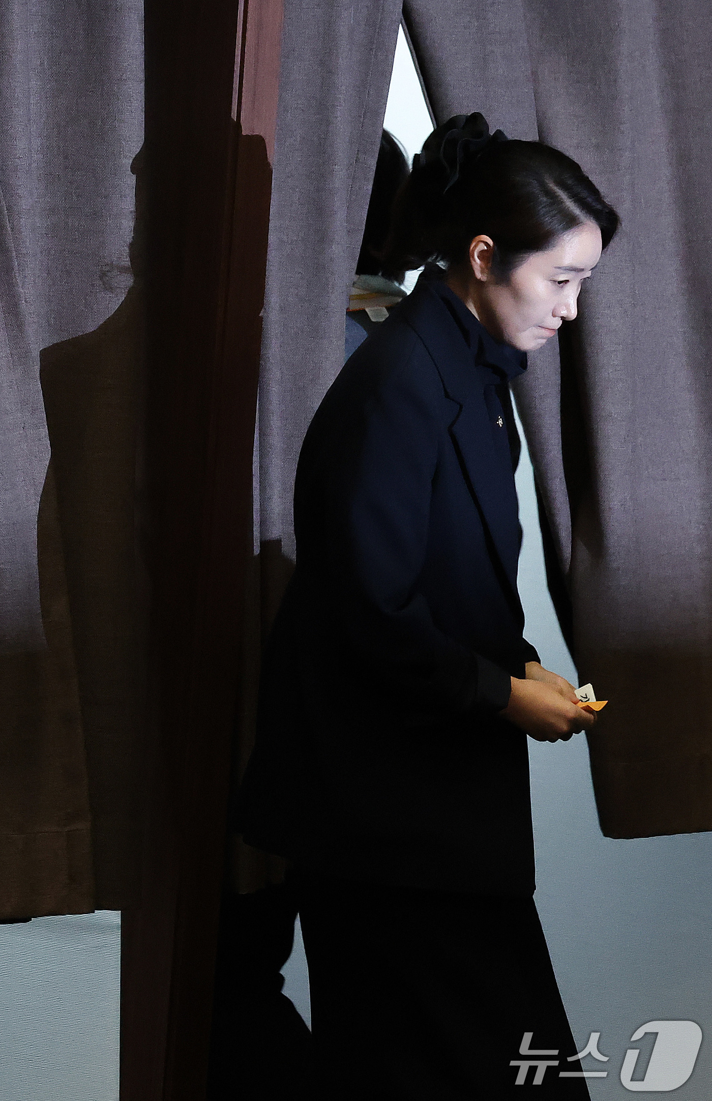 (서울=뉴스1) 신웅수 기자 = 강선우 무소속 의원이 24일 서울 여의도 국회에서 열린 제432회국회(임시회) 제8차 본회의에서 자신의 체포동의안에 대한 투표 후 본회의장을 나서고 …