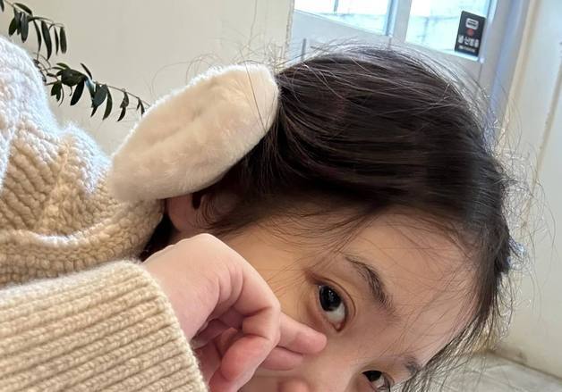 아이유, 민낯으로 인증한 동안 미모…30대 안 믿기네 [N샷]