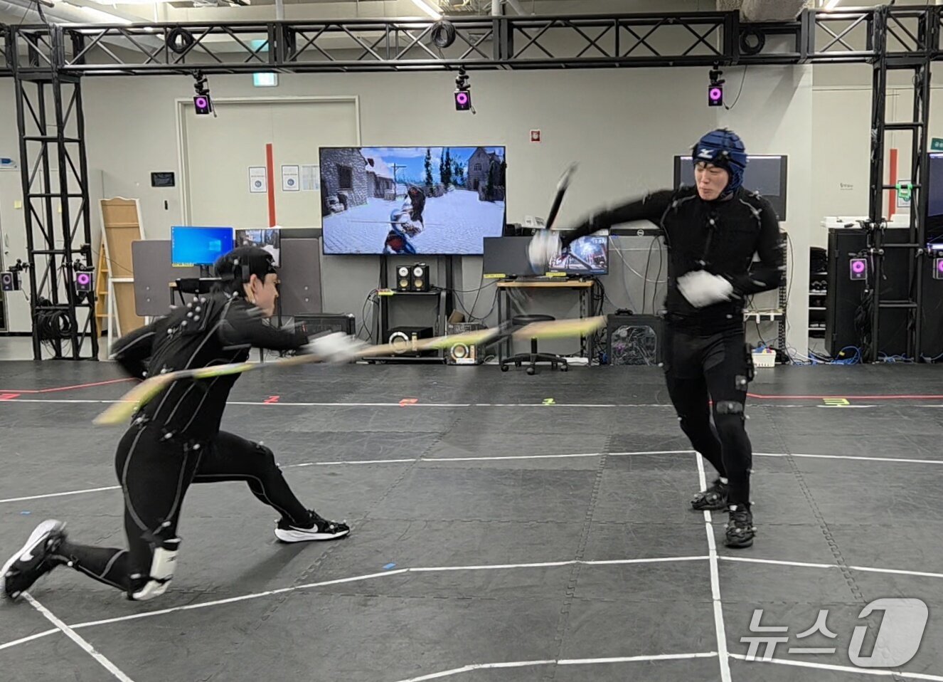 본문 이미지 - 펄어비스 소속 배우들이 각각 칼·창 소품을 들고 액션의 합을 맞추는 모습을 보였다. 이들의 움직임은 지연없이 실시간으로 연동돼, 실감나는 게임 속 액션으로 표현됐다. 2026.02.24/뉴스1 ⓒNews1 김정현 기자